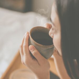 內心平靜的女生正在喝茶